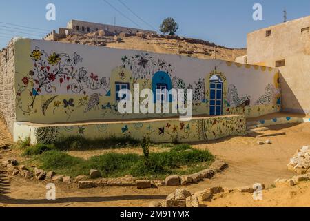 ASSOUAN, ÉGYPTE : 22 FÉVRIER 2019 : maison colorée dans le village nubien de Gharb Seheil, Égypte Banque D'Images