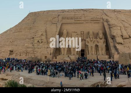 ABU SIMBEL, ÉGYPTE - 22 FÉVRIER 2019 : une foule de personnes attend devant le Grand Temple de Ramesses II à Abu Simbel, Égypte. 22 février est un spécial Banque D'Images