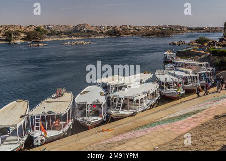 ASSOUAN, EGYPTE: 22 FÉVR. 2019: Bateaux sur le Nil dans le village nubien Gharb Seheil, Egypte Banque D'Images