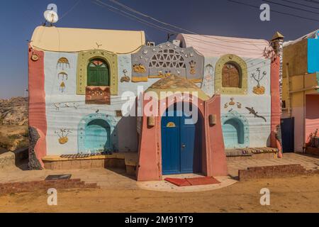 GHARB SEHEIL, EGYPTE: 22 FÉVR. 2019: Maison colorée dans le village nubien Gharb Seheil, Egypte Banque D'Images