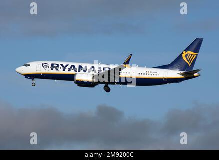 Un Boeing 737-8-200 MAX de Ryanair arrivant à l'aéroport de Londres Gatwick Banque D'Images