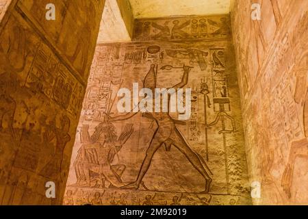 ABU SIMBEL, ÉGYPTE - 22 FÉVRIER 2019 : reliefs muraux d'une scène battůe dans la Grande salle Hypostyle du Grand Temple de Ramesses II à Abu Simbel, Égypte. Banque D'Images