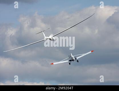 Un planeur Schempp-Hirth Duo Discus T étant remorqué dans les airs par un Piper Pawnee dans un aérodrome privé de West Sussex Banque D'Images