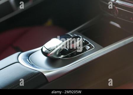 Un gros plan du changement de vitesse, un rapport de transmission automatique de la voiture Banque D'Images