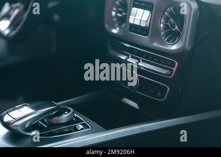 Un gros plan du changement de vitesse, un rapport de transmission automatique de la voiture Banque D'Images