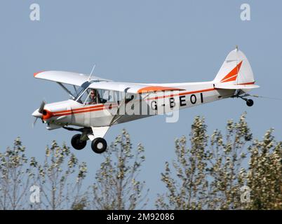 Un Piper PA-18-150 Super Cub débarque dans un aérodrome privé de West Sussex Banque D'Images