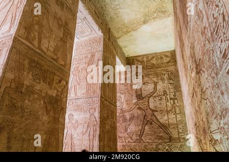 ABU SIMBEL, ÉGYPTE - 22 FÉVRIER 2019 : reliefs muraux d'une scène battůe dans la Grande salle Hypostyle du Grand Temple de Ramesses II à Abu Simbel, Égypte. Banque D'Images