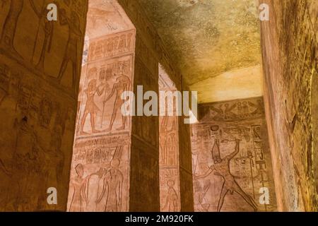 ABU SIMBEL, ÉGYPTE - 22 FÉVRIER 2019 : reliefs muraux dans le Grand Hall hypostyle du Grand Temple de Ramesses II à Abu Simbel, Égypte. Banque D'Images