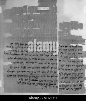 Contrat d'adoption araméen araméen. Contrat d'adoption araméen, 22 octobre, 416 B.C.E. Papyrus, encre, 47.218.96a : plus grand fragment #1 : 13/16 × 1 3/4 po. (2 × 4,5 cm). Ce document provient des archives d'Ananiah et Tamut, membres d'une famille juive vivant sur l'île Éléphantine au cinquième siècle avant J.-C. Ce contrat permet à un homme nommé Urie d'adopter un garçon nommé Jedaniah et ainsi du libérer de l'esclavage. L'adoption était une méthode légale utilisée pour libérer les esclaves dans l'Égypte ancienne. Egyptien, classique, ancien proche de l'est 22 octobre d'art, 416 B.C.E. Banque D'Images