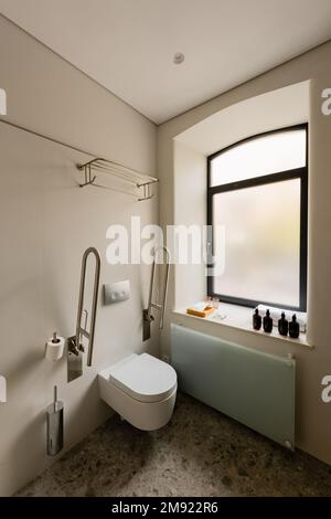 intérieur de salle de bains blanche avec toilettes pour personnes handicapées dans l'hôtel, image de stock Banque D'Images