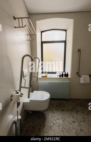 intérieur de salle de bains moderne avec toilettes pour personnes handicapées dans l'hôtel, image de stock Banque D'Images