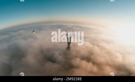 Kiev, Ukraine, vers 2022 - vue aérienne de Kiev Kiev, glorieux Monument de la mère patrie, boulevard Lesi Ukrainka, Ukraine, tôt le matin dans le brouillard. De drone Banque D'Images