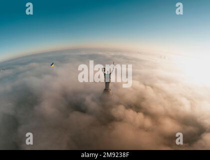 Kiev, Ukraine, vers 2022 - vue aérienne de Kiev Kiev, glorieux Monument de la mère patrie, boulevard Lesi Ukrainka, Ukraine, tôt le matin dans le brouillard. De drone Banque D'Images