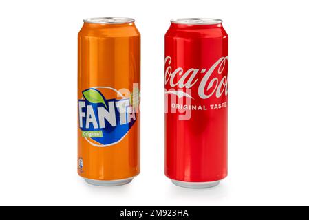 italie - 14 janvier 2023: Boîte de Coca Cola goût original avec boîte de Fanta boisson sans alcool originale avec jus d'orange isolé sur blanc avec un chemin d'écrêtage Banque D'Images