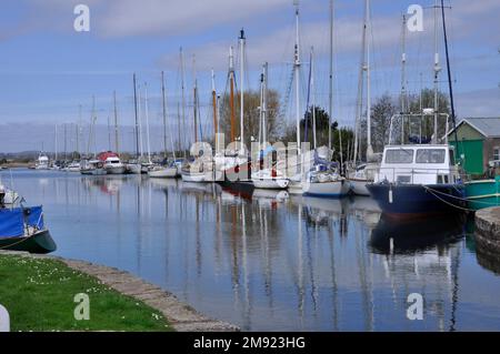 Yachts amarrés dans le canal du navire Exeter à la fin du printemps près de l'écluse près de l'Hôtel Turf sur l'estuaire de l'exe; Exeter. Devon. Angleterre Banque D'Images