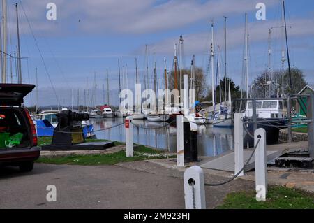 Yachts amarrés dans le canal du navire Exeter à la fin du printemps près de l'écluse près de l'Hôtel Turf sur l'estuaire de l'exe; Exeter. Devon. Angleterre Banque D'Images