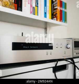 Paris, France - 13 décembre 2022 : vérifiez les messages réseau sur le nouveau lecteur audio réseau Onkyo NS-6170 avec système audio haute résolution DSD et périphérique Wi-Fi DAB DSD lors de la première configuration Banque D'Images