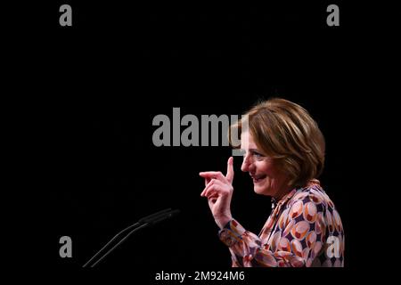 Mayence, Allemagne. 16th janvier 2023. Malu Dreyer (SPD), ministre-président de la Rhénanie-Palatinat, prononce son discours lors du coup d'envoi annuel du SPD de Rhénanie-Palatinat dans le hall 45. Le SPD Rhénanie-Palatinat célèbre son anniversaire de 75th et le dix ans de service du ministre-président. Credit: Arne Dedert/dpa/Alay Live News Banque D'Images