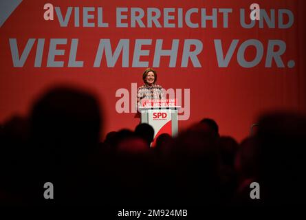 Mayence, Allemagne. 16th janvier 2023. Malu Dreyer (SPD), ministre-président de la Rhénanie-Palatinat, prononce son discours lors de l'événement de lancement annuel du SPD-Palatinat de Rhénanie dans le hall 45 avec le slogan « unité centrale réalisée et bien plus à venir ». Le SPD Rhénanie-Palatinat célèbre son anniversaire de 75th et le dixième anniversaire de service du président du ministre. Credit: Arne Dedert/dpa/Alay Live News Banque D'Images