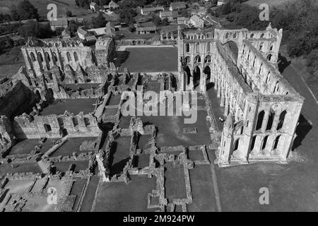 Vue aérienne de l'abbaye de Rievaulx. Village de Rievaulx. Yorkshire Banque D'Images