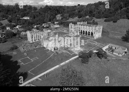 Vue aérienne de l'abbaye de Rievaulx. Village de Rievaulx. Yorkshire Banque D'Images