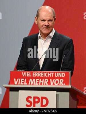 Mayence, Allemagne. 16th janvier 2023. Le chancelier allemand OLAF Scholz (SPD) se tient au pupitre après son discours lors du coup d'envoi annuel du SPD Rhénanie-Palatinat dans le Hall 45. Le SPD Rhénanie-Palatinat célèbre son anniversaire de 75th et le dix ans de service du ministre-président. Credit: Arne Dedert/dpa/Alay Live News Banque D'Images