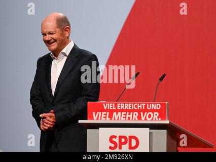 Mayence, Allemagne. 16th janvier 2023. Le chancelier allemand OLAF Scholz (SPD) se tient au pupitre après son discours lors du coup d'envoi annuel du SPD Rhénanie-Palatinat dans le Hall 45. Le SPD Rhénanie-Palatinat célèbre son anniversaire de 75th et le dix ans de service du ministre-président. Credit: Arne Dedert/dpa/Alay Live News Banque D'Images