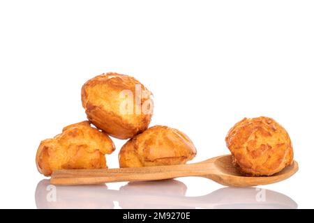 Plusieurs chouettes sucrées avec une cuillère en bois, sur fond blanc. Banque D'Images