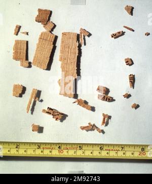 Fragments de Rhind Mathématique Papyrus fragments de Rhind Mathématique Papyrus, ca. 1493-1481 B.C.E. Papyrus, encre, plus grand fragment : 6 5/16 x 3 3/8 po. (16 x 8,5 cm). Ce papyrus était très probablement un manuel de référence mathématique pour l'utilisation des scribes. Ces fragments se sont séparés du papyrus principal lorsque le rouleau a été divisé en deux parties, probablement au moment de sa découverte au milieu du XIXe siècle. Les fragments vus dans le registre supérieur, et ceux sur la droite, sont de la fin d'une section qui traite de la simplification des fractions. Les fragments dans les cinq lowe Banque D'Images
