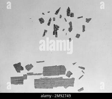 Fragments de Rhind Mathématique Papyrus fragments de Rhind Mathématique Papyrus, ca. 1493-1481 B.C.E. Papyrus, encre, plus grand fragment : 6 5/16 x 3 3/8 po. (16 x 8,5 cm). Ce papyrus était très probablement un manuel de référence mathématique pour l'utilisation des scribes. Ces fragments se sont séparés du papyrus principal lorsque le rouleau a été divisé en deux parties, probablement au moment de sa découverte au milieu du XIXe siècle. Les fragments vus dans le registre supérieur, et ceux sur la droite, sont de la fin d'une section qui traite de la simplification des fractions. Les fragments dans les cinq lowe Banque D'Images