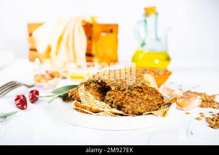 Assiette avec de savoureuses côtelettes de lentilles sur la table Banque D'Images