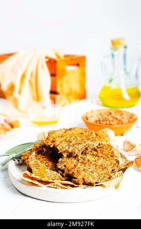 Assiette avec de savoureuses côtelettes de lentilles sur la table Banque D'Images