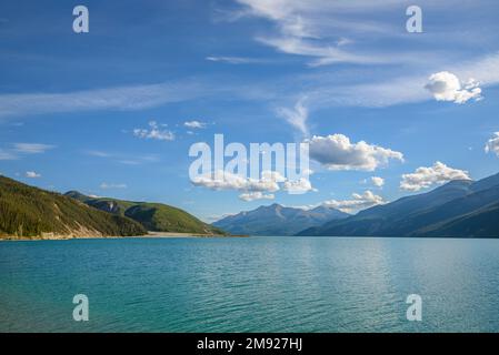 En regardant vers le sud le long du côté est du lac Muncho, dans le nord des montagnes Rocheuses de la Colombie-Britannique Banque D'Images