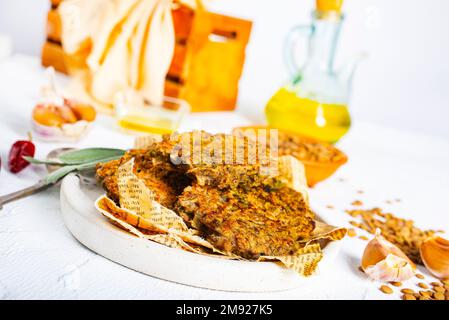 Assiette avec de savoureuses côtelettes de lentilles sur la table Banque D'Images