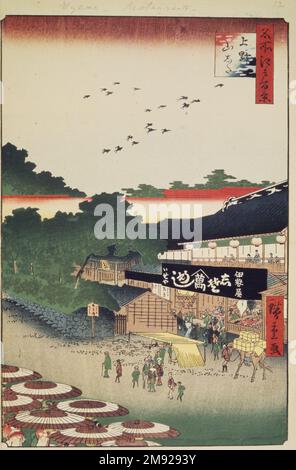 Ueno Yamashita, n° 12 dans une centaine de vues célèbres d'Edo Utagawa Hiroshige (Ando) (japonais, 1797-1858). Ueno Yamashita, n° 12 dans une centaine de vues célèbres d'Edo, 10th mois de 1858. Imprimé blocs de bois, image : 13 3/16 x 8 3/4 po. (33,5 x 22,2 cm). Cette scène dépeint la région connue sous le nom de Yamashita ('au-dessous de la montagne') dans le parc Ueno. La bande abstraite de rose et de jaune représente les célèbres cerisiers en fleurs du temple de Ka'eiji ('la montagne'). Le petit sanctuaire caché dans les bois est Gōjō Tenjin, et le restaurant adjacent est Iseya, qui annonce un plat de riz mélangé avec du shiso mariné, un minty Banque D'Images