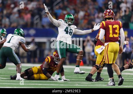 Tulane Green Wave linebacker Keith Cooper Jr. (48) regarde la référence pour un appel de garde alors qu'il rushe le quartier des chevaux de Troie de la Californie du Sud Caleb Wera Banque D'Images