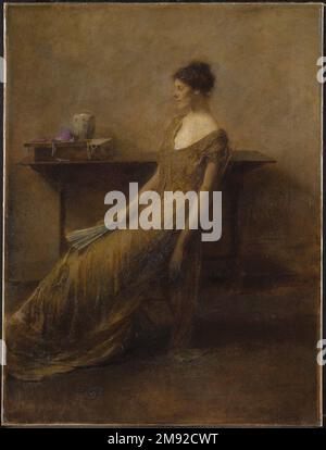 Lady in Gold Thomas Wilmer Dewing (américain, 1851-1938). Lady en or, env. 1912. Huile sur toile, 24 x 18 1/16 in. (60,9 x 45,8 cm). Les peintures de Thomas Wilmer Dewing possèdent souvent une aura de mystère. C'est comme si l'artiste nous défie d'imaginer qui sont les femmes et pourquoi elles semblent si othermondly. L'atmosphère épaisse, presque de la maison dans laquelle cette femme est assise semble suffocante, et ses yeux à moitié fermés suggèrent qu'elle est dans un état bancale. Ces qualités ont amené certains interprètes féministes à conclure que Dewing dépeint les femmes comme de beaux symboles d'une vie intérieure orientée esthétiquement t Banque D'Images