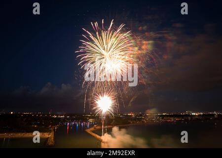 Vue aérienne de feux d'artifice lumineux explosant avec des lumières colorées sur le rivage de mer lors de vacances de jour de l'indépendance des États-Unis Banque D'Images