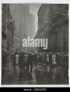 Le marché de trottoir - New York Joseph Petrocelli (américain, mort en 1928). , 1921. Photographie transformée en huile de brome, 14 x 17 po. (35,6 x 43,2 cm). Le quartier autour de Wall Street est le centre commercial de New York depuis l'époque coloniale. Avant de se déplacer à l'intérieur, les courtiers se sont rassemblés à l'extérieur pour échanger des marchandises et des stocks sur divers marchés. L'American stock Exchange, l'un des nombreux lieux de change de la région, a déménagé dans un espace intérieur seulement en 1921. Jusqu'alors, alors que Joseph Petrocelli captura cette image emblématique, les courtiers contestaient le mauvais temps sur le marché au bord du trottoir de Broad Street, Shouting et gestic Banque D'Images