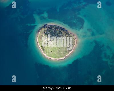 Vue aérienne par drone d'une petite île en Croatie avec de belles eaux bleu turquoise de la mer. Destination de voyage et de vacances. Un tourisme incroyable en Croatie. Banque D'Images
