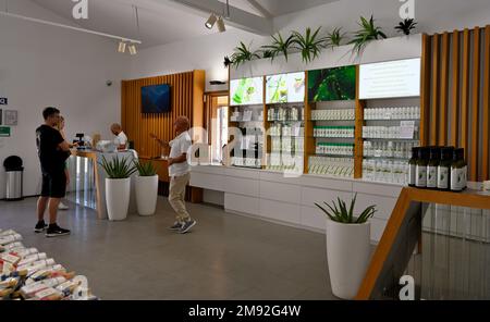 À l'intérieur de la salle d'exposition, salle de vente de la plantation Finca Canarias Aloe Vera Fataga avec une variété de produits d'aloe vera en vente Banque D'Images