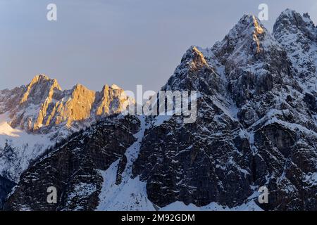 Vue imprenable sur les différents sommets de montagne avec de la neige en hiver dans le parc national de Triglav. Magnifique coucher de soleil sur la chaîne de montagnes. Banque D'Images