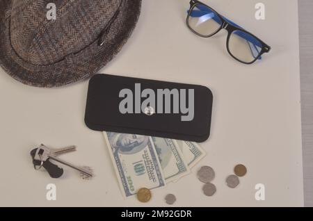 Remise des diplômes chapeau Gap sur les billets en euros et en dollars US argent, Education étude Fee learning Teach concept. Photo de haute qualité Banque D'Images