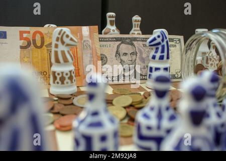 pièces de monnaie et notes parmi les pièces d'échecs. En pensant aux meilleures décisions d'investissement Banque D'Images