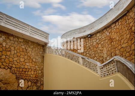 Escalier extérieur en pierre à Portimao, Algarve, Portugal Banque D'Images