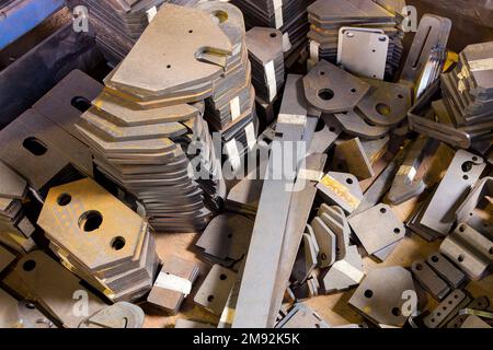 Pièces métalliques coupées à l'aide d'une machine CNC laser. Banque D'Images