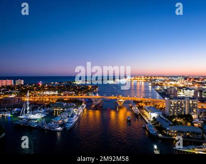 Fort Lauderdale, FL, Etats-Unis - 14 janvier 2023: Photo aérienne 17th Street Causeway Bridge fort Lauderdale la nuit Banque D'Images