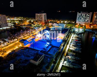 Fort Lauderdale, FL, Etats-Unis - 14 janvier 2023: Photographie aérienne de nuit Musée international du Temple de la renommée de la natation Banque D'Images