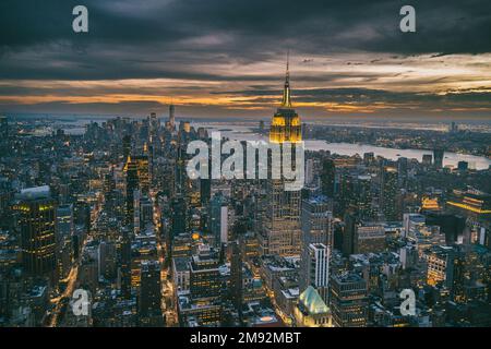 Vue aérienne des gratte-ciels et de la rivière près du célèbre grand Empire State Building à New York City au coucher du soleil en soirée Banque D'Images