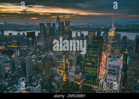 Vue aérienne des gratte-ciels et de la rivière près du célèbre grand Empire State Building à New York City au coucher du soleil en soirée Banque D'Images